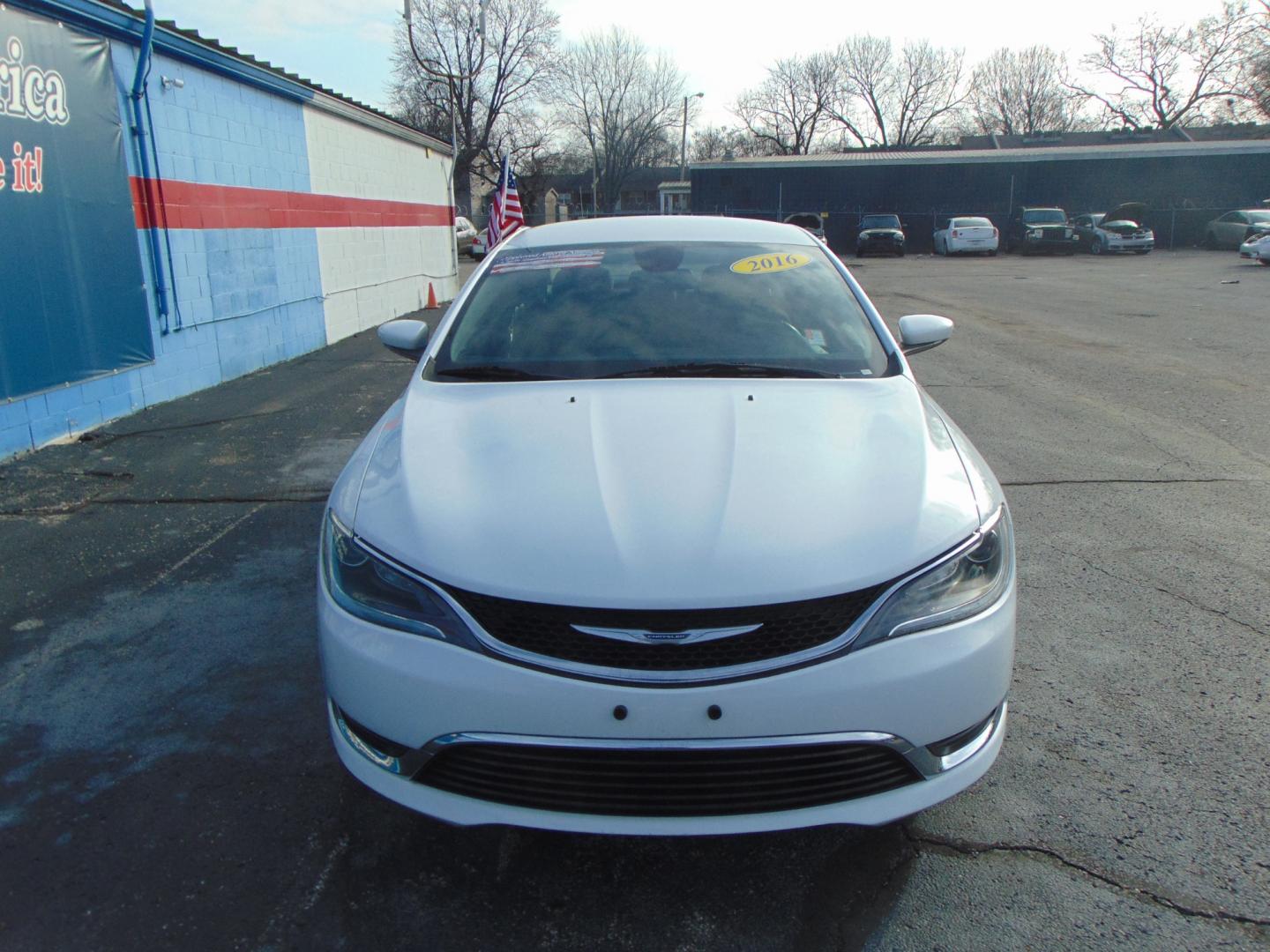 2016 White Chrysler 200 (1C3CCCAB6GN) with an 4-Cyl MultiAir PZEV 2.4L engine, Automatic, 9-Spd transmission, located at 2105 Dixie Hwy, Louisville, KY, 40210, (502) 772-3333, 38.220932, -85.795441 - Photo#3